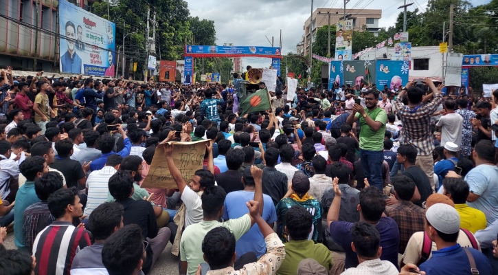 ময়মনসিংহে টাউনহল মোড় অবরোধ করে শিক্ষার্থীদের বিক্ষোভ 